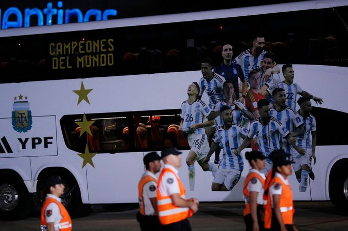 Soccer Football - Argentina team arrives to Buenos Aires after winning the World Cup  - Buenos Aires, Argentina - December 20, 2022 The bus that will transport the world