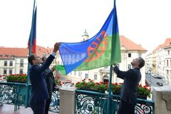 Praha vyvěsila romskou vlajku, uctila oběti romského holokaustu