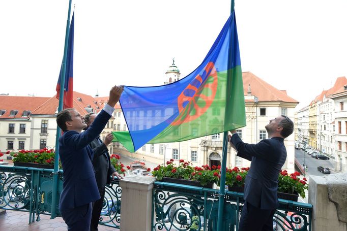 Primátor Zdeněk Hřib a předseda hnutí Praha sobě Jan Čižinský vyvěsili na budovu Nové radnice romskou vlajku při příležitosti Mezinárodního dne romského holokaustu.