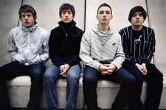 Arctic Monkeys podruhé: rychle a zběsile