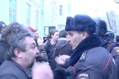 Procházka svobodných lidí v Petrohradu skončila zatčením desítek opozičních aktivistů