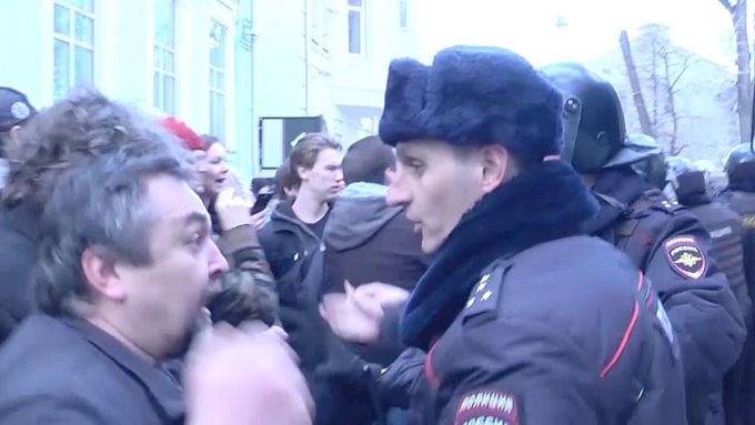 Rusko zažilo velké protivládní protesty. Policie pozatýkala stovky lidí