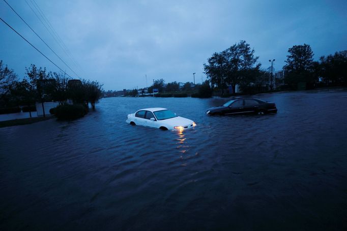 Někteří lidé opustili svá auta v takovém spěchu, že zapomněli zhasnout světla. Na fotografii jsou zatopené ulice ve městě Wilmington v Severní Karolíně.