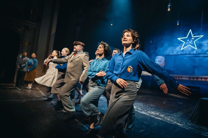 Mládežnická agitka má ilustrovat historický kontext, v němž se odehrává jedna z příběhových linií inscenace Hana.