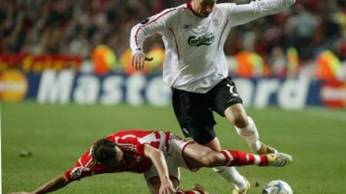 Armando Petit z Benfiky Lisabon (v červeném) se snaží zastavit Harryho Kewella z Liverpoolu.