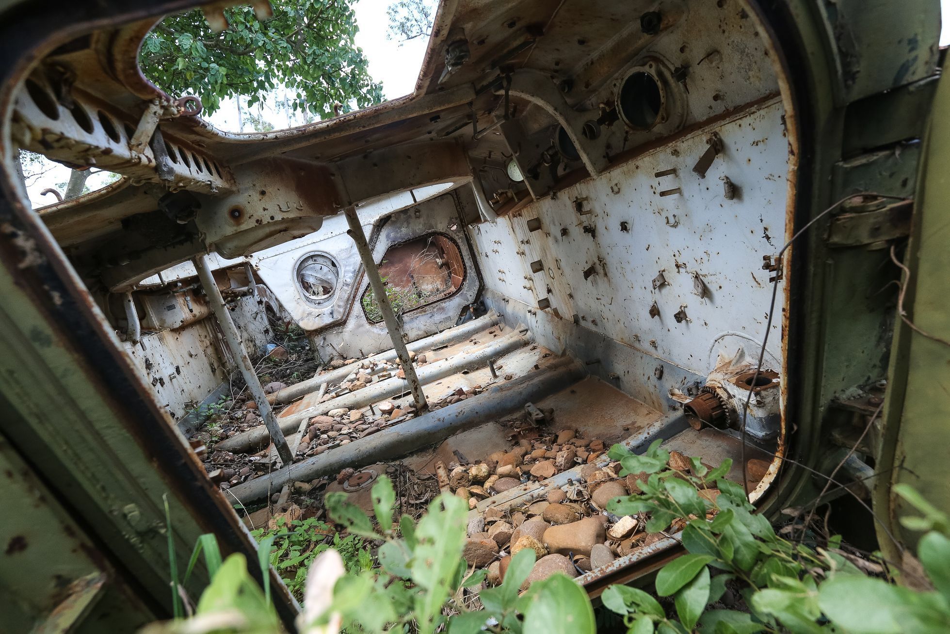 Angola - pozůstatky občanské války - tanky, rozstřílené domy, trosky