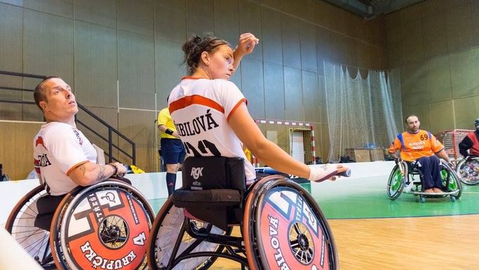 Zuzana Přibilová je na vozíku 13 let. Florbalu se dlouhu dobu bránila, ale pak nakonec propadla hře s plastovým míčkem a hokejkou.
