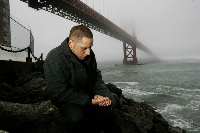 Kevin Hines je jeden z celkem 26 lidí, kteří svůj pokus o sebevraždu skokem z Golden Gate Bridge přežili. K zoufalému činu ho jako 19letého dohnaly problémy s depresemi.