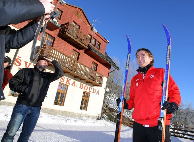 Mrazivé slunečné ráno ve Špindlerově Mlýně. Vladimír Šmicer je venku z chaty mezi prvními.