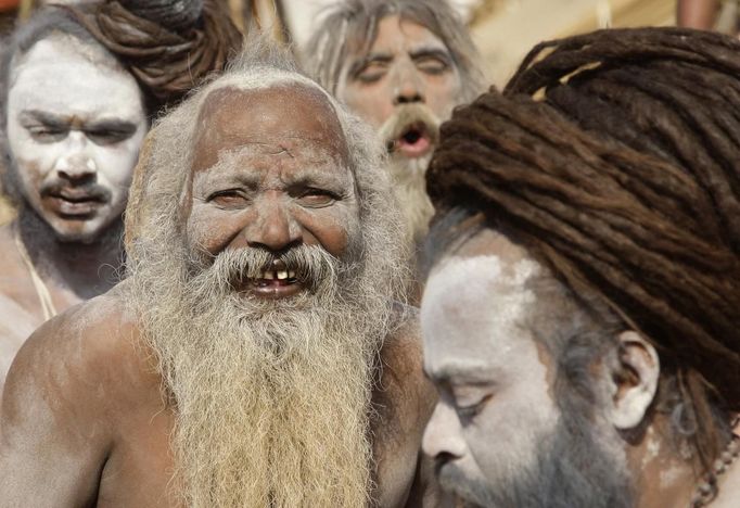 Hindu holy men, also known as "Sadhus", take part in a procession to attend the "Kumbh Mela", or Pitcher Festival, in the northern Indian city of Allahabad December 18, 2012. During the festival, hundreds of thousands of Hindus take part in a religious gathering at the banks of the river Ganges. The festival is held every 12 years in different Indian cities. REUTERS/Jitendra Prakash (INDIA - Tags: RELIGION SOCIETY) Published: Pro. 18, 2012, 1:34 odp.