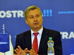 Primátor Petr Kajnar z ČSSD nejprve slíbil, že bude o privatizaci pravidelně informovat veřejnost. Po čtrnácti dnech však slib zrušil a privatizovat chce utajeně
