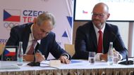Miloš Zeman při podpisu průvodního dopisu pro prezidenta MOV, vpravo Robert Plaga
