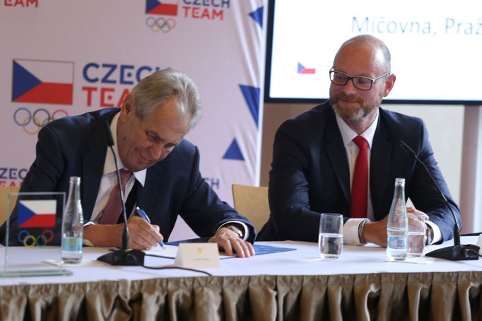 Miloš Zeman při podpisu průvodního dopisu pro prezidenta MOV, vpravo Robert Plaga