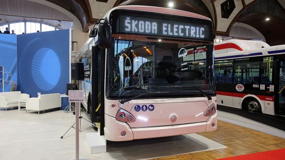 Fotoblog: Levitující bus a luxus k nezaplacení. Kdo nemá elektrobus, není in, ukázal veletrh