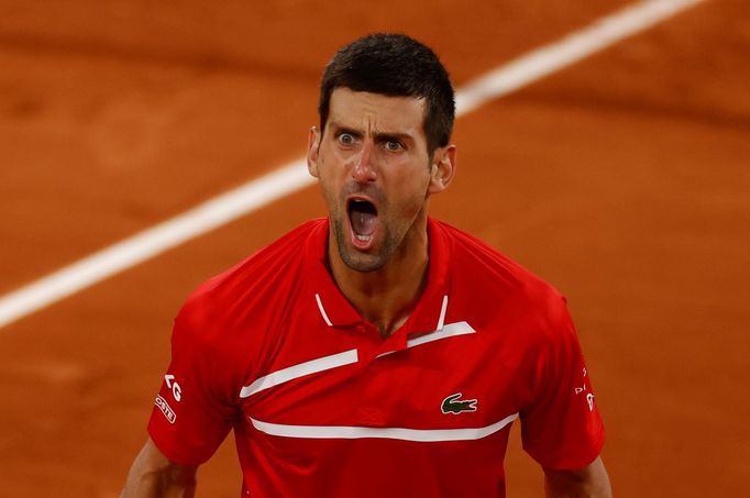 Semifinále French Open 2020: Novak Djokovič v zápase proti Stefanosi Tsitsipasovi.