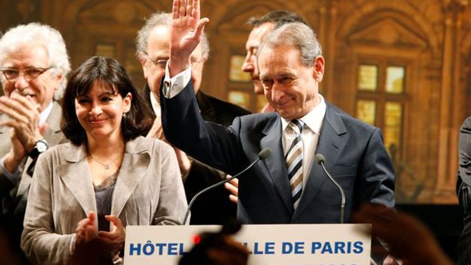 Pařížský starosta Bertrand Delanoe (v pravo) jásá: Socialisté si udrželi Paříž.