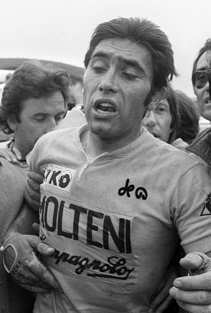 Eddy Merckx  na Tour de France v 1975 krátce po dojetí do cíle, kde si stěžoval na bolestivý atak fanouška.