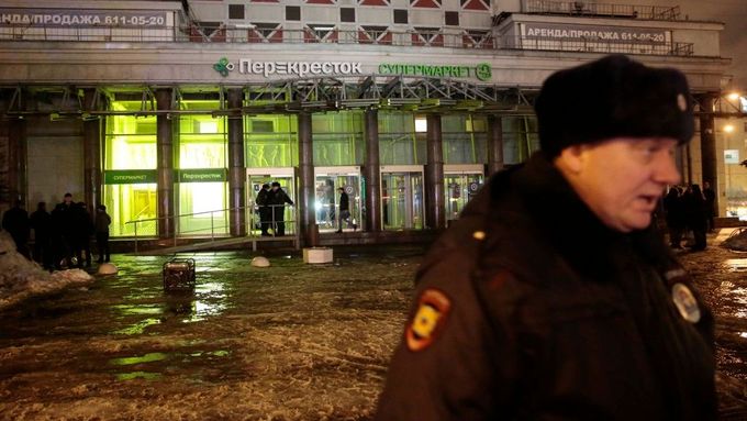 Ruský policista hlídkuje před supermarketem "Křižovatka" v Petrohradu, kde došlo k výbuchu.