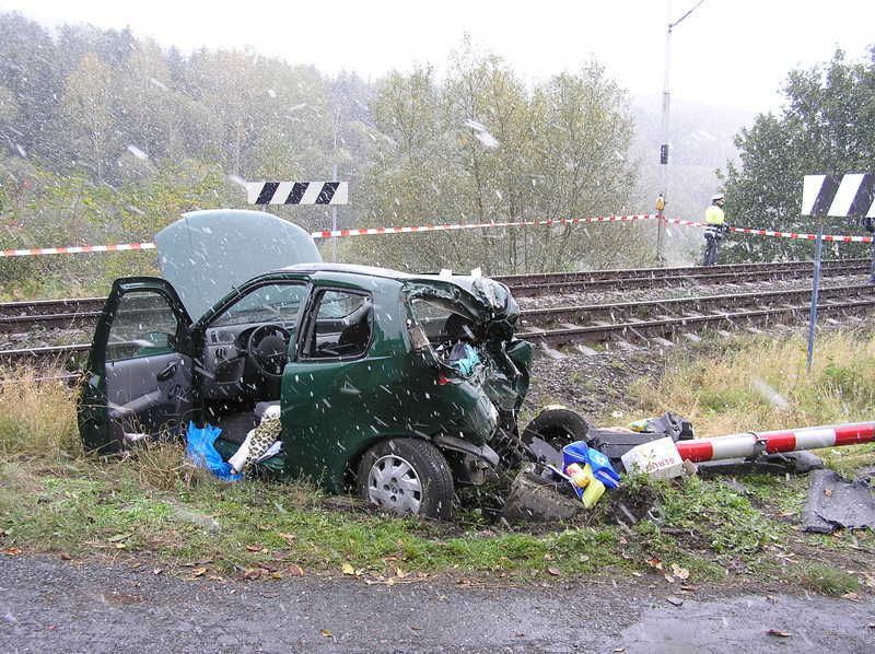 Vlak srazil na přejezdu auto