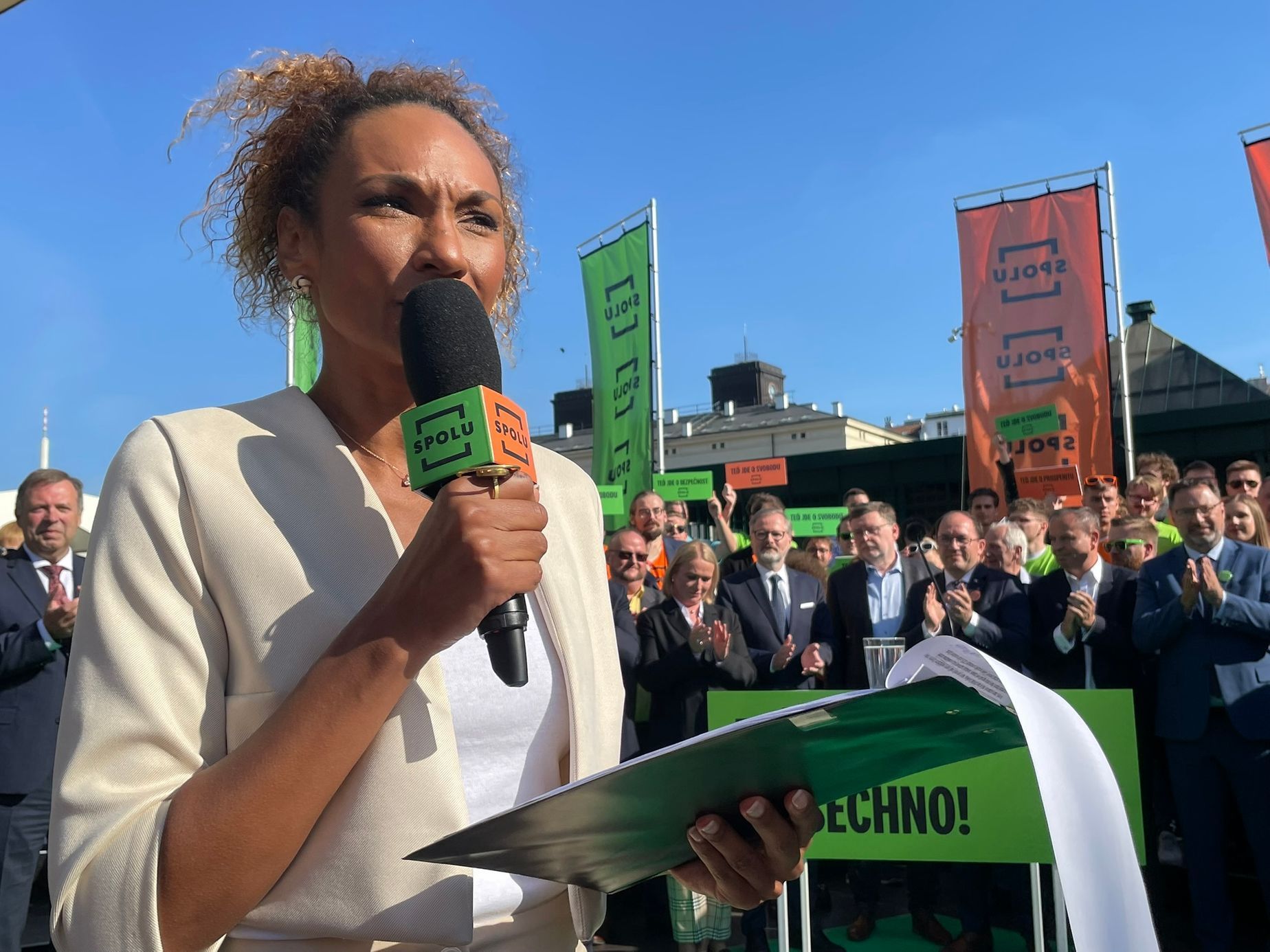 Lejla Abbasová to měla při úterním moderování akce Spolu značně složité, protože mítink rušili hlasitě demonstranti