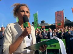 Lejla Abbasová to měla při úterním moderování akce Spolu značně složité, protože mítink rušili hlasitě demonstranti