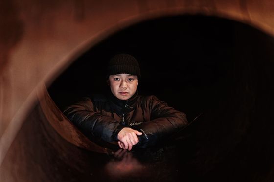 "Když jsem byl menší, máma mi zakazovala chodit na tržnici. V jednu dobu tam totiž pravidelně jezdila komanda těžkooděnců," vzpomíná Anki na dětství v Sudetech.