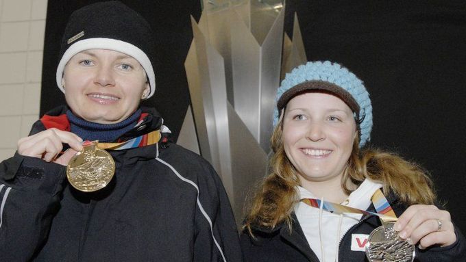 Petra Kurková a Tereza Kmochová s medailemi ze slalomu. U Kurkové se jednalo o čtvrtou a u Kmochové o pátou medaili.