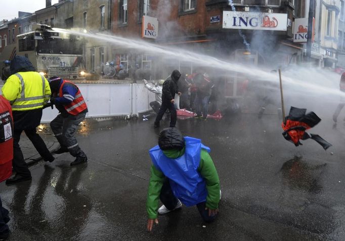 Arcelor Mittal workers from several Liege steel plants clash with riot policemen during a demonstration outside the Walloon Region parliament in Namur January 29, 2013. Arcelor Mittal, the world's largest steel producer, plans to shut a coke plant and six finishing lines at its site in Liege, Belgium, affecting 1,300 employees, the group said last week. REUTERS/Laurent Dubrule (BELGIUM - Tags: CIVIL UNREST BUSINESS EMPLOYMENT COMMODITIES) Published: Led. 29, 2013, 1:09 odp.