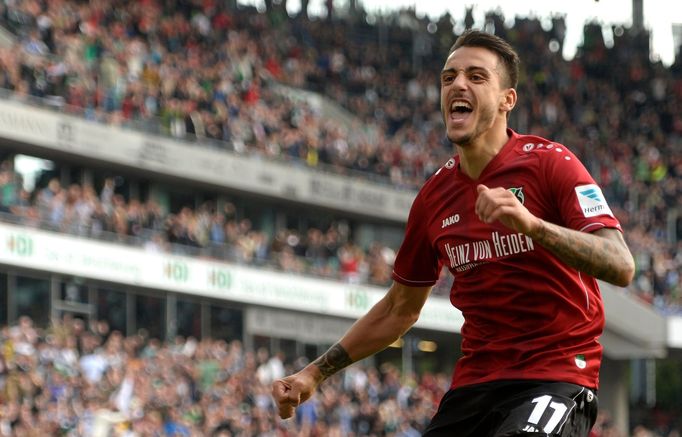 Joselu slaví gól do sítě Schalke