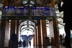 Porucha vedení na mnoho hodin vyřadila z provozu pražské Masarykovo nádraží