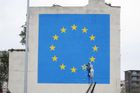 Banksy se poprvé vyjádřil k Brexitu. Evropská vlajka se v jeho podání drolí
