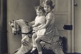 Princezna Alžběta s jediným sourozencem - princeznou Margaret - v srpnu 1932 na houpacím koni v St. Paul´s Walden Bury.