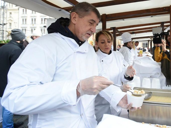 Premiér Andrej Babiš a pražská primátorka Adriana Krnáčová rozlévali 24. prosince na Staroměstském náměstí v Praze štědrodenní polévku.