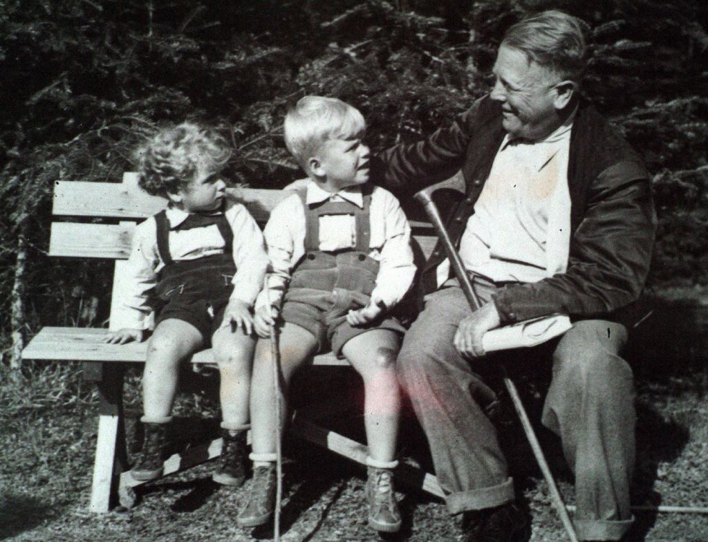 Václav Havel s bratrem Ivanem a dědečkem v roce 1940