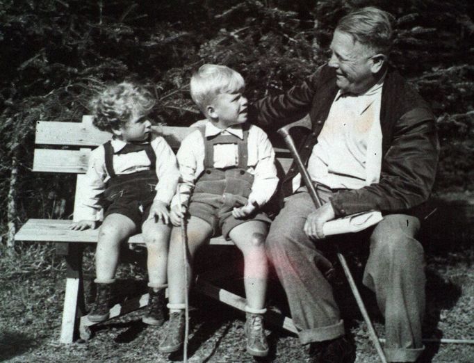 Václav Havel (uprostřed) a jeho bratr Ivan s jejich dědečkem - Hugem Vavrečkou v roce 1940.