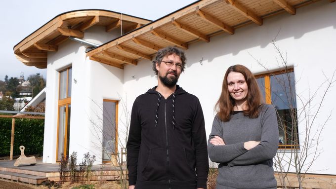 Rodina si u Prahy postavila slamák. Dům z přírodních materiálů nemusí být punk, tvrdí