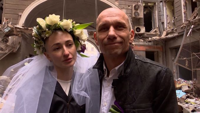 Ukrajinští zdravotníci Anastasia Grachovová a Anton Sokolov vstoupili navzdory válce do manželství.