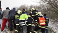 "Hasiči svedli fyzicky náročný výkon při záchraně zvířat," hodnotí akci mluvčí hasičů Olomouckého kraje Zdeněk Hošák. A nejen oni. I řezník, policisté, dobrovolníci...