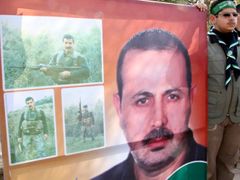 Palestinský plakát s Mahmúdem Mabhúhem.