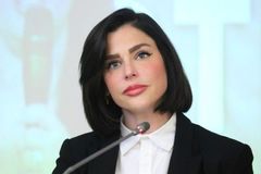 Celý život se bojím, že mě moji blízcí opustí. Zpověď ženy narozené náhradní matce
