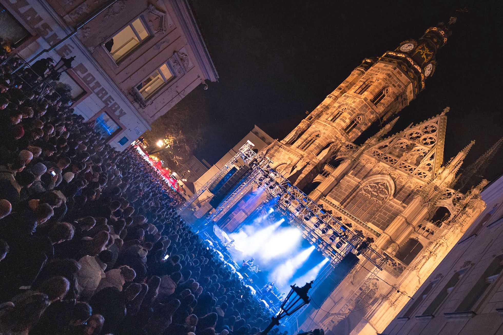 Slovensko, Košice, diskotéka, katolíci, papež Leon, DJ,