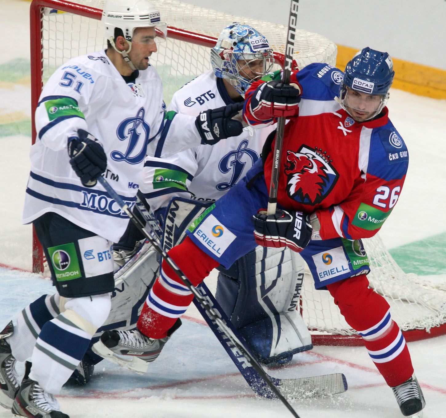 Hokejisté Dynama Moskva Dominik Graňák (vlevo) a brankář Alexandr Jerjomenko hlídají Michala Řepíka v utkání KHL 2012/13 proti Lvu Praha.
