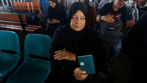 Cizinci a lidé s dvojím občanstvím odcházejí z Pásma Gazy přes přechod Rafáh do Egypta.