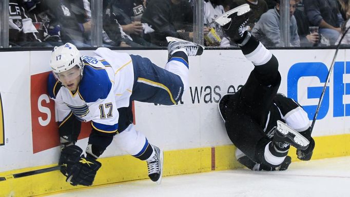 Vladimír Sobotka a Willie Mitchell bojují o puk ve třetím utkání Stanley Cupu Kings - Blues.