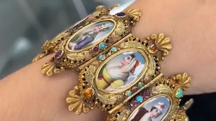 Myslela, že kupuje cetku. Sběratelka narazila v sekáči na nečekaný historický klenot; Zdroj foto: Screen z instagram.com/glitterandgoldfinds/