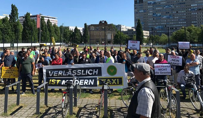 Němečtí taxikáři protestují proti Uberu