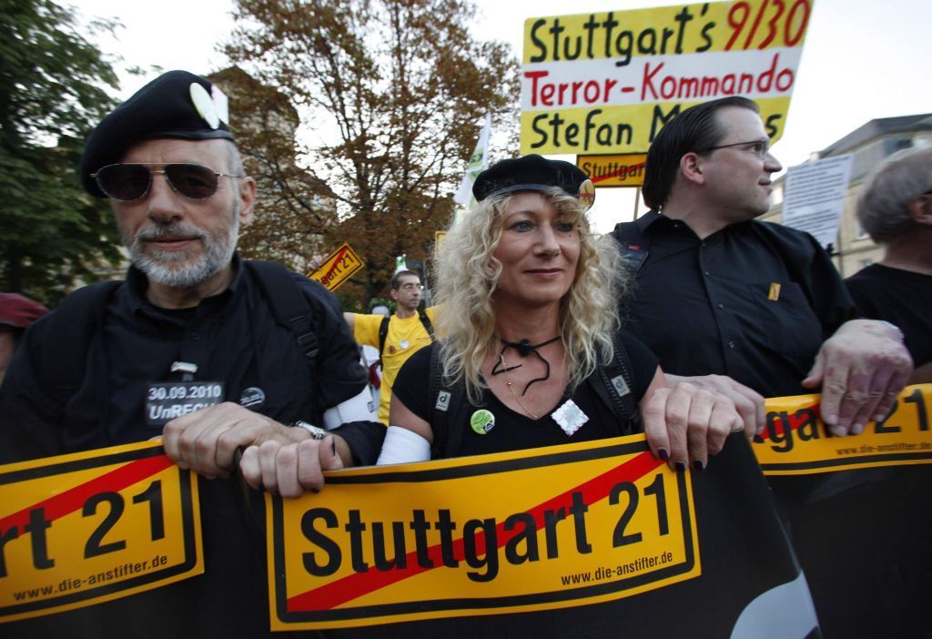 protesty německo stuttgart nádraží