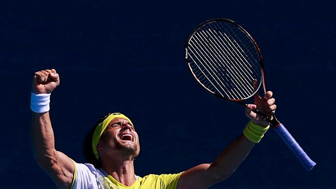 Španěl David Ferrer postoupil po pětisetovém boji přes krajana Nicoláse Almagra do semifinále