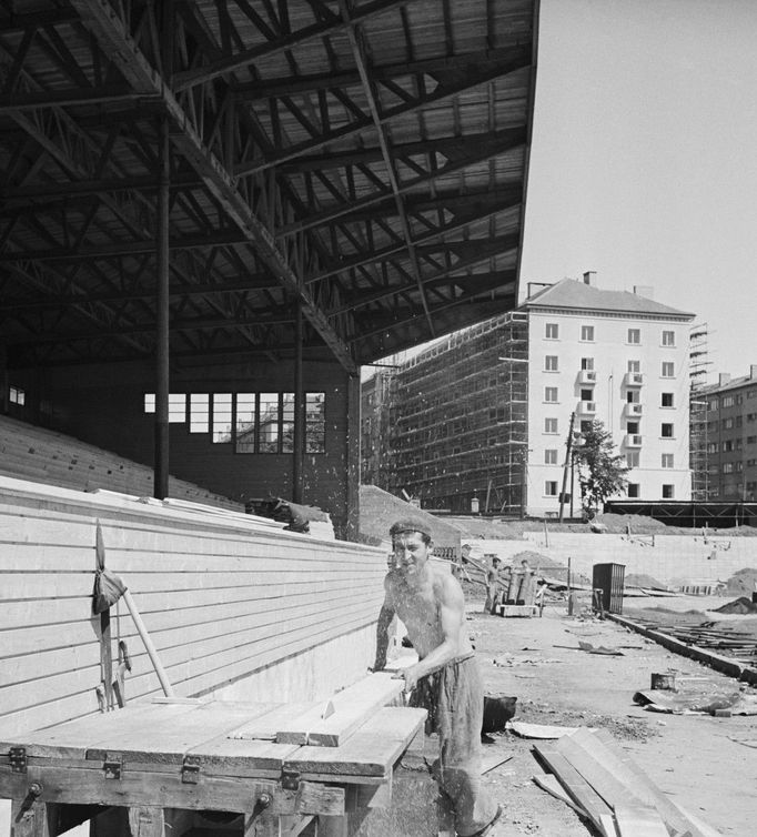 Výstavba stadionu DOS Dynamo na pozemcích bývalého Edenu ve Vršovicích v Praze. 27. 5. 1953