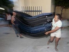 Ženy v mexickém Tulumu připravují vše na příchod hurikán Dean. Provizorní útočiště najdou postižení ve školní tělocvičně.